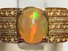LADIES 10K YELLOW GOLD AND OPAL RING.
