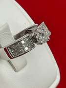 CERTIFIED 18K WHITE GOLD AND DIAMOND ENGAGEMENT RING