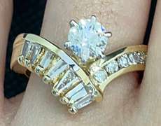 UNUSUAL 14K GOLD ROUND BRILLIANT WITH SIDE STONES DIAMOND ENGAGEMENT RING