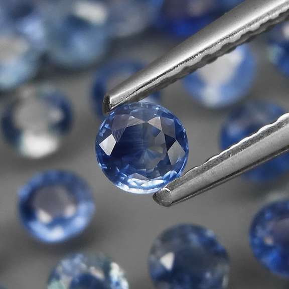 Natural 6.25ct blue Sapphire set with multiple hues