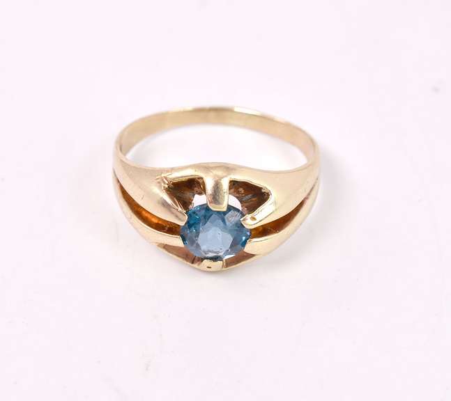 Brilliant Blue Topaz Ring in Yellow Gold