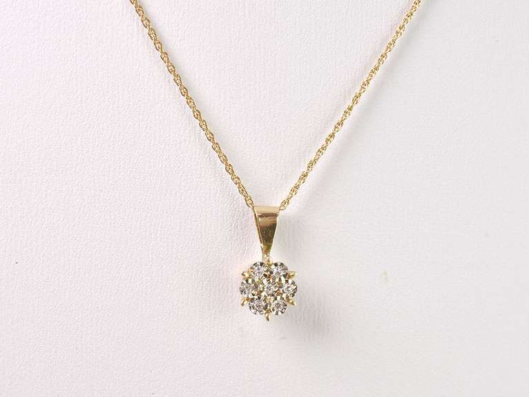 Beautiful Cluster Diamond Pendant Necklace in 14K Yellow Gold