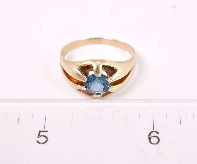 Brilliant Blue Topaz Ring in Yellow Gold