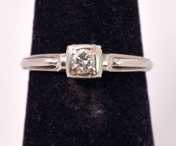 Dazzling Approx. 0.15CTS Diamon Ring in 14K White Gold