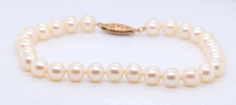 Elegant White Fresh Water Pearl Bracelet w Gold Clasp