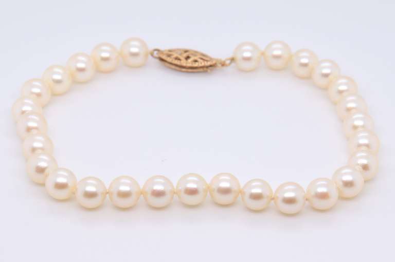 Elegant White Fresh Water Pearl Bracelet w Gold Clasp
