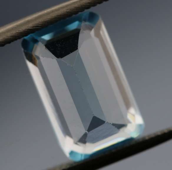 Beautiful 2.99ct emerald cut Topaz