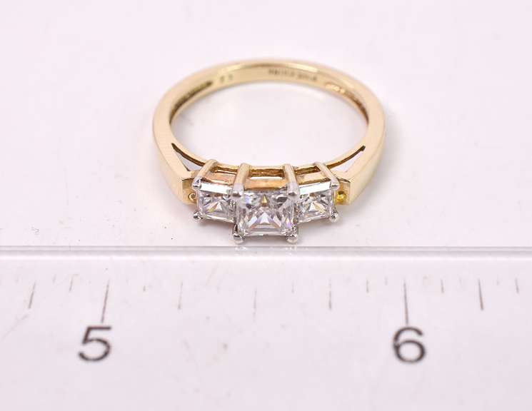 Fantastic CZ ring in 14K Yellow Gold