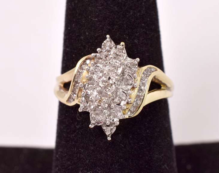 Captivating Cluster Diamond Ring in Yellow Gold