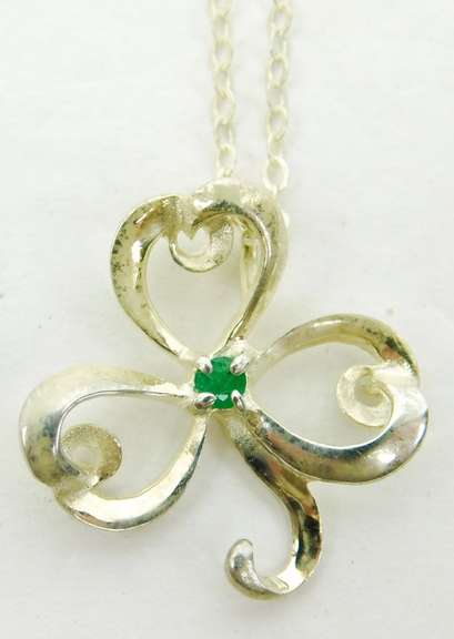 Vintage Sterling Emerald Clover Pendant & Chain