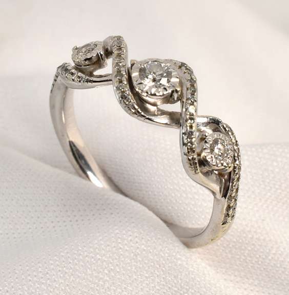 Sweet 3 Diamond Ring