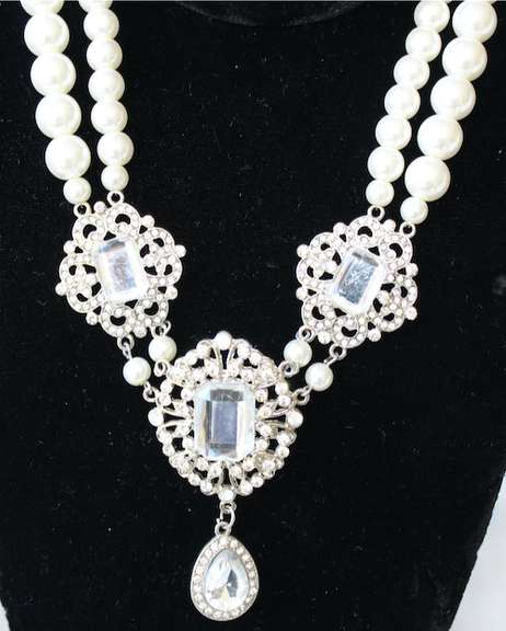 An Eye Catching Imitation Pearl Necklace and Earrings Set