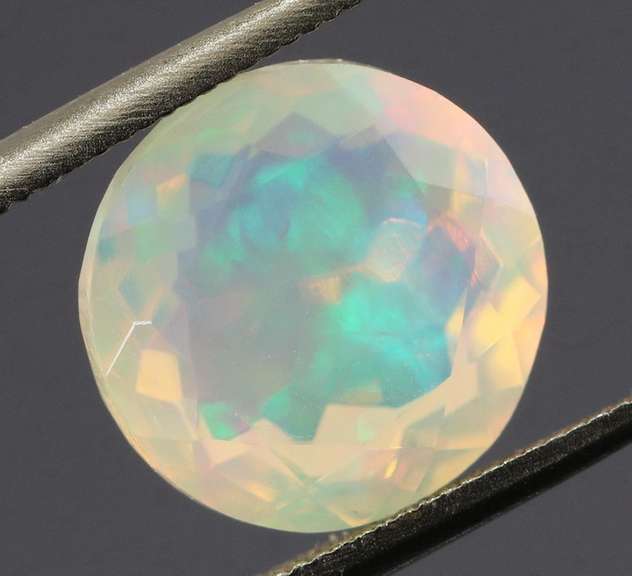 Highly expressive glittering 2.69ct faceted Jelly Opal