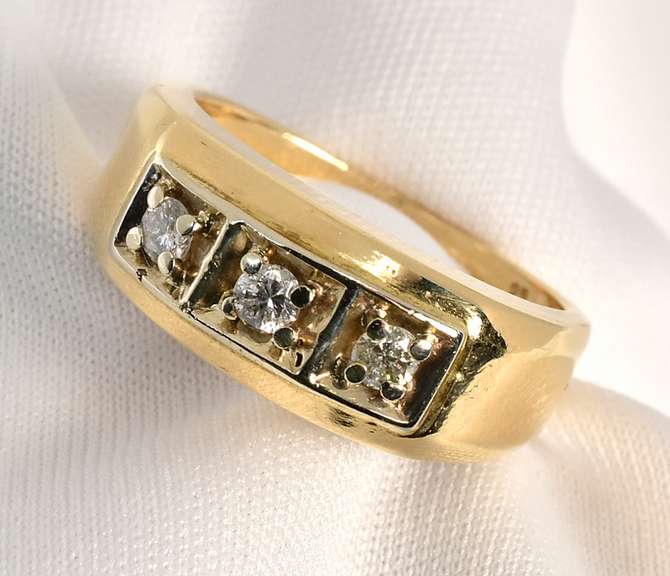 Tasteful 3 Diamond Ring