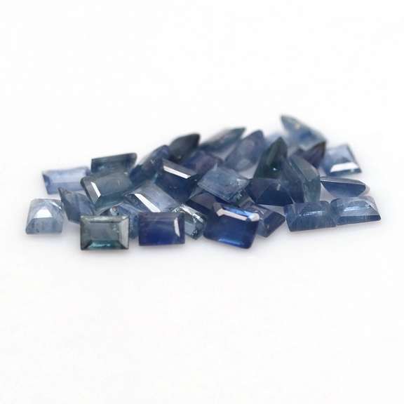 Multi-hue 6.98ct blue Sapphire set