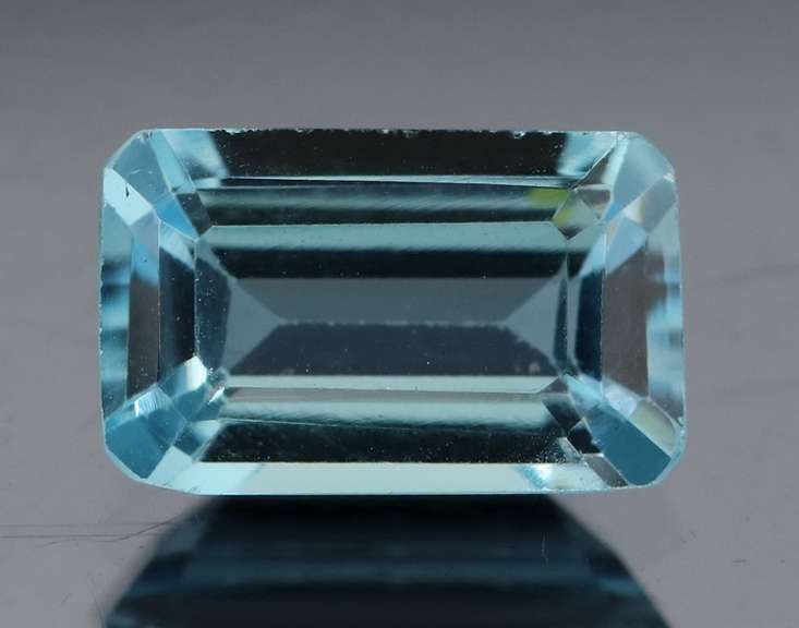 Beautiful 2.99ct emerald cut Topaz