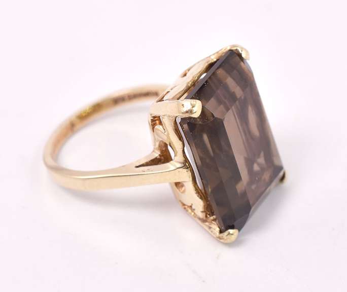Sensational Smoky Quartz Ring in Yellow Gold