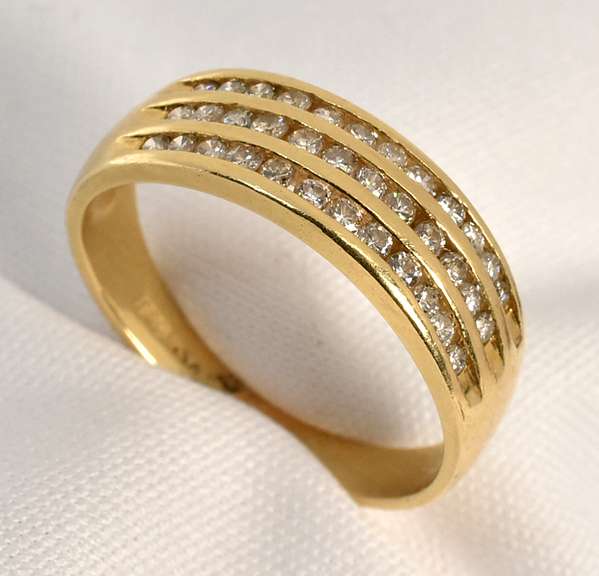 Sweet 3 Rows of Diamonds Band