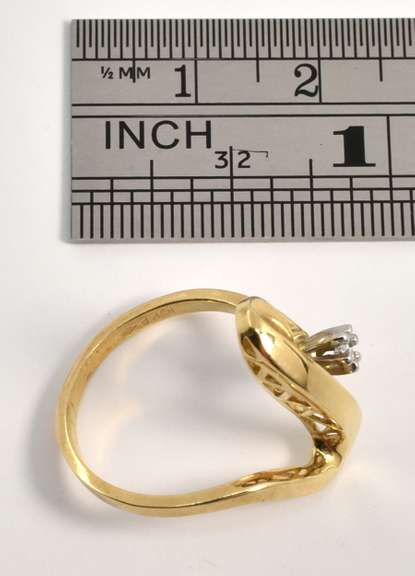 Gold Swirl Ring with Diamond