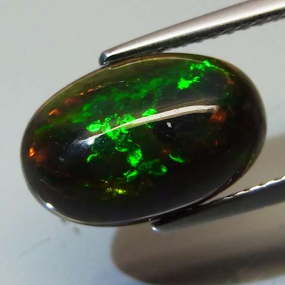 Captivating 2.56ct floral flashing Black Opal