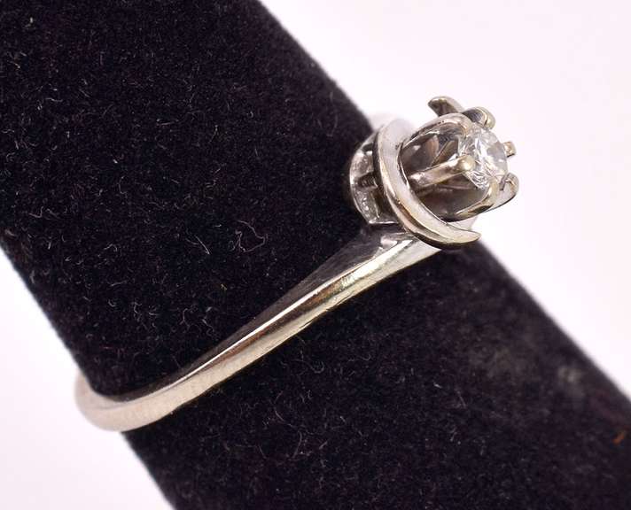 Dainty Ladies Diamond Ring in White Gold