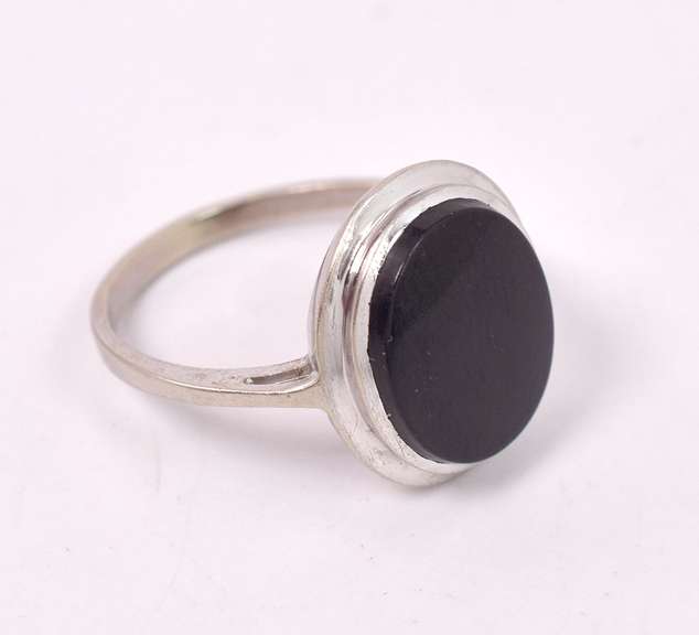 Wonderful Onyx Ring in White Gold