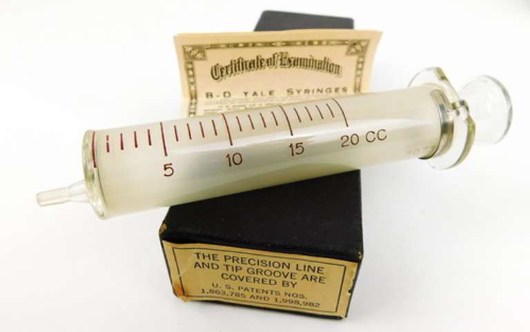 1942 B-D Yale Medical Syringe - MIB