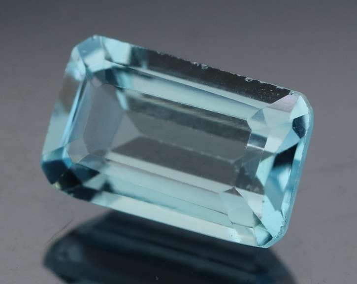 Beautiful 2.99ct emerald cut Topaz