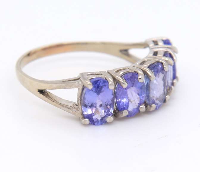 Dreamy white Gold Tanzanite Ring