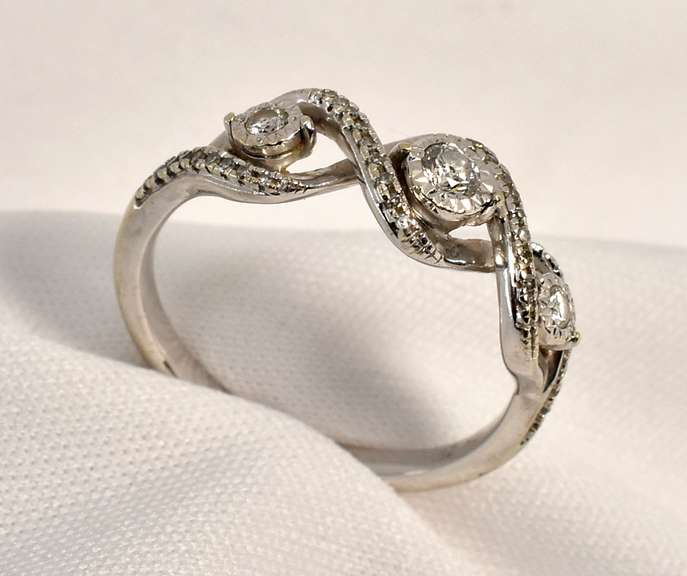 Sweet 3 Diamond Ring