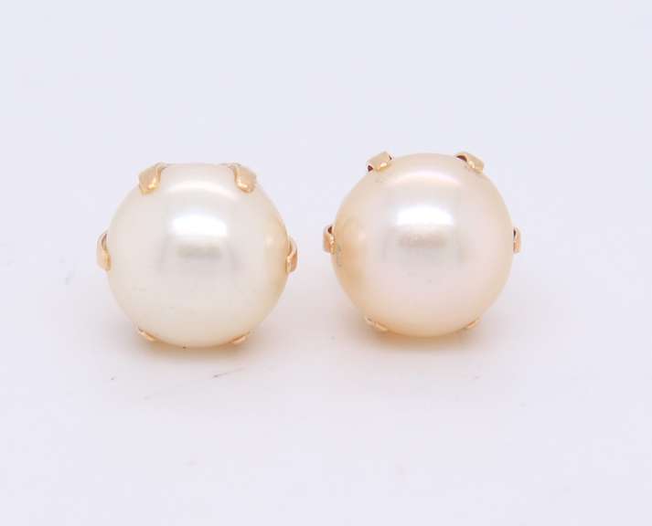 Elegant Pearl Stud Earrings in Yellow Gold