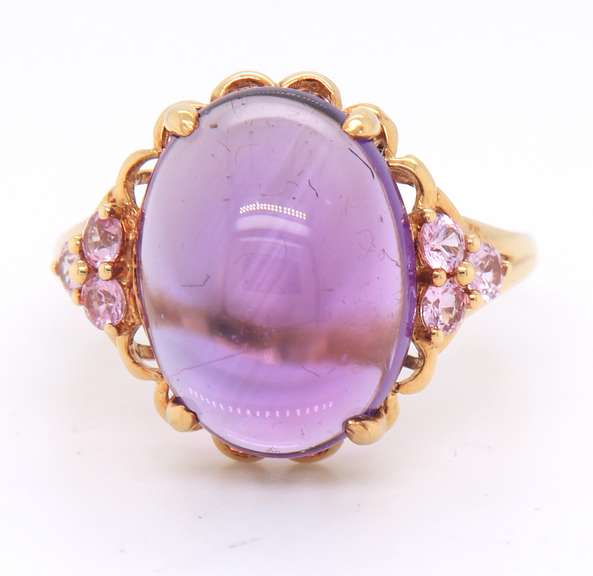 Attractive Yellow Gold 10.31ct Amethyst oval Cab Sapphire Ring