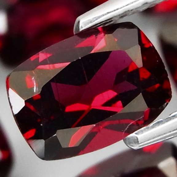 Natural 1.27ct violet red eye clean Rhodolite Garnet