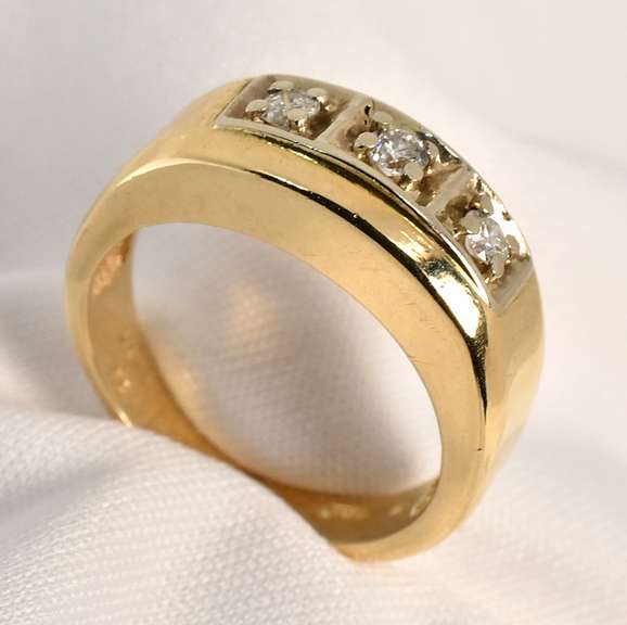 Tasteful 3 Diamond Ring
