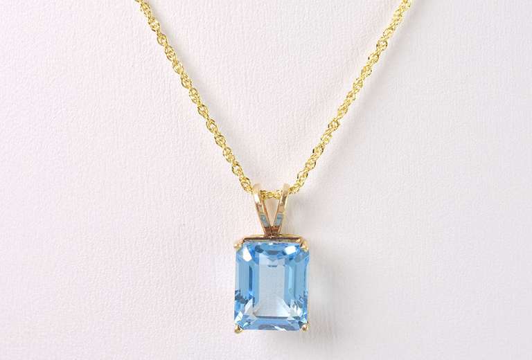 Brilliant Blue Topaz Pendant Necklace in 14K Yellow Gold