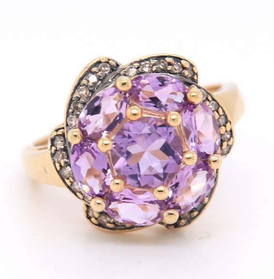 Attractive Yellow Gold Amethyst Cluster and Chocolate Diamond Ring