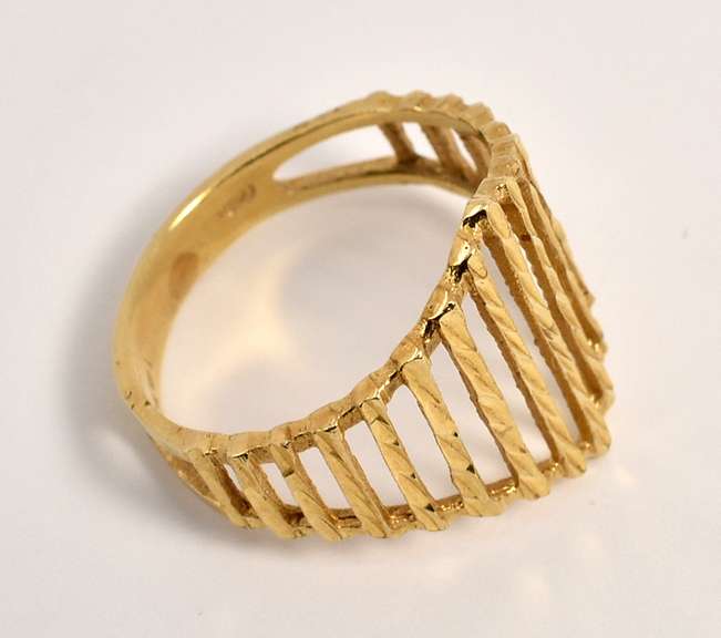 Pretty Diamond Cut Lattice Style Ring