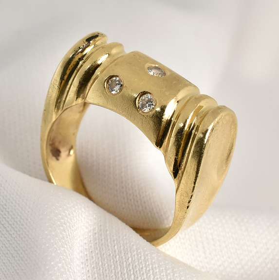 Nicely Styled Petite Diamond Ring
