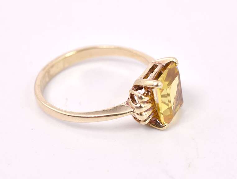 Lavish Yellow Sapphire Ring in Yellow Gold