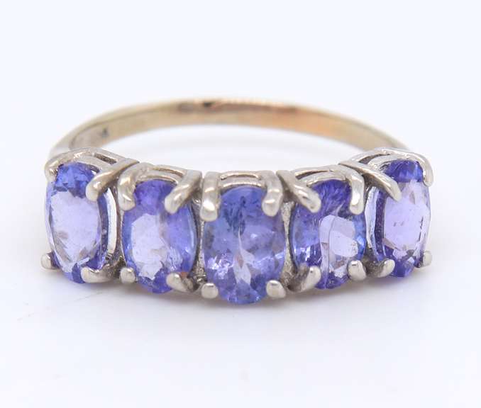 Dreamy white Gold Tanzanite Ring
