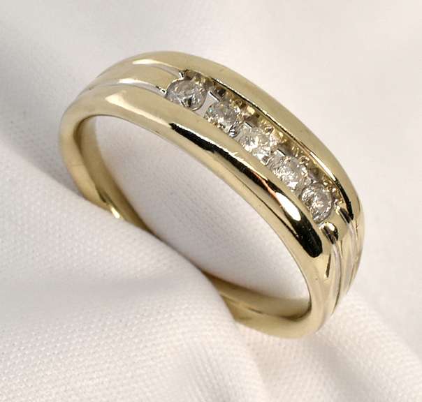Man's WG Ring with 5 Diamonds
