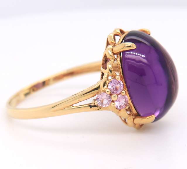 Attractive Yellow Gold 10.31ct Amethyst oval Cab Sapphire Ring