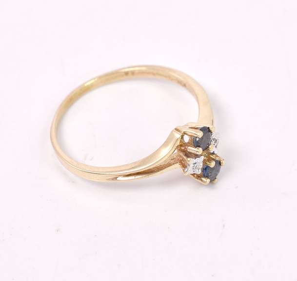 Beautiful Blue Stone and Diamond Ring in Yellow Gold