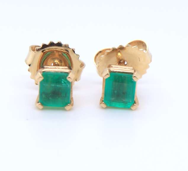 Gorgeous Emerald Stud Earrings in Yellow Gold