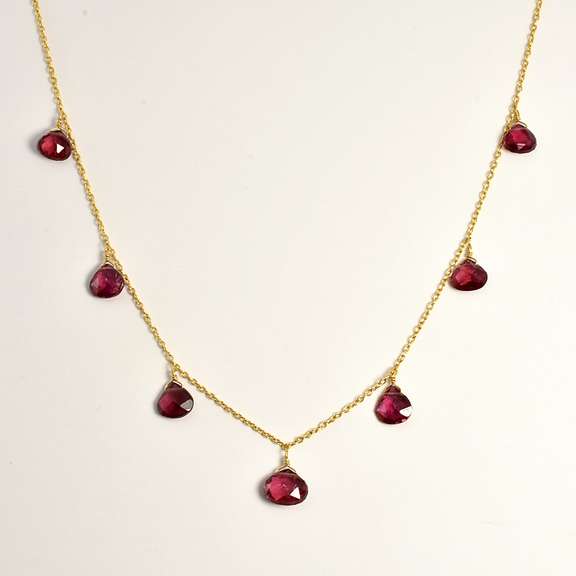 Femine 18k Necklace with Garnets