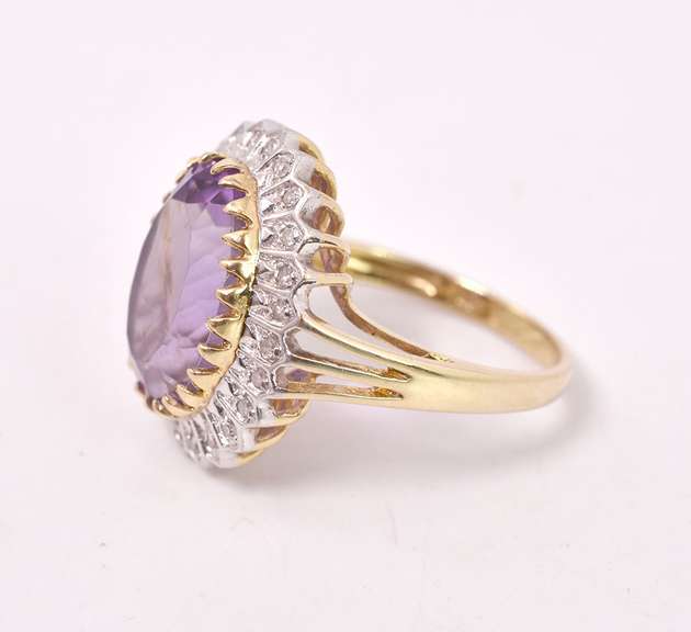 Dazzlling Amethyst and Diamond Ring in 14K Yellow Gold
