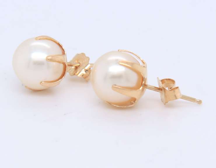 Elegant Pearl Stud Earrings in Yellow Gold