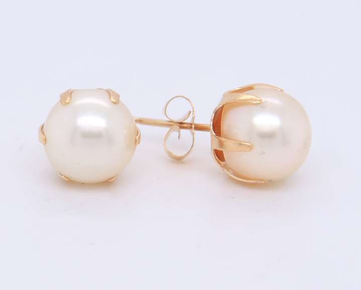 Elegant Pearl Stud Earrings in Yellow Gold