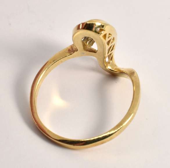 Gold Swirl Ring with Diamond