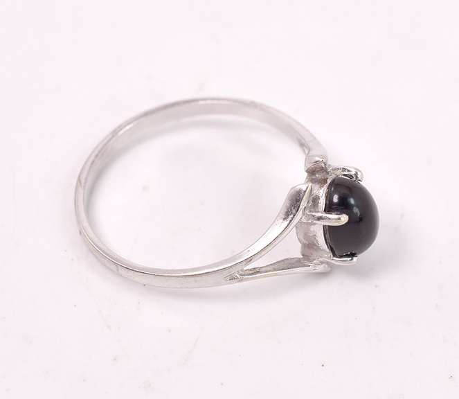 Delicate Onyx Ring in White Gold